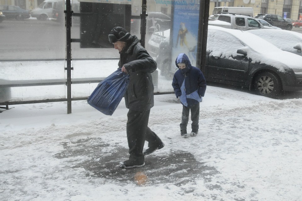 В Кирове сражаются с гололедом В Кирове сражаются с гололедом
