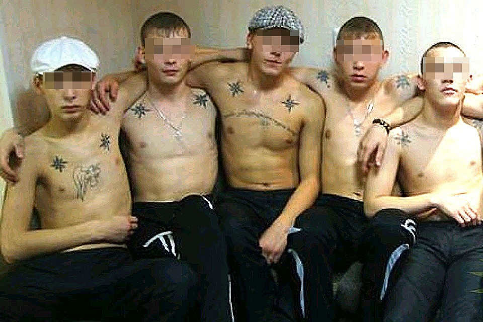 Смысл А.У.Е. вкратце: школьники сбиваются в стаи, раздают друг другу тюремные клички, живут не по российским законам, а по воровским понятиям.