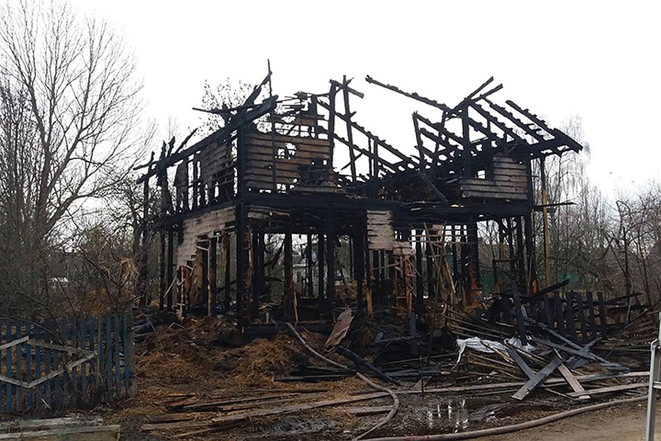 В Бешенковичах сгорел почти готовый соломенный экодом. Фото: из архива Владимира Романовича.