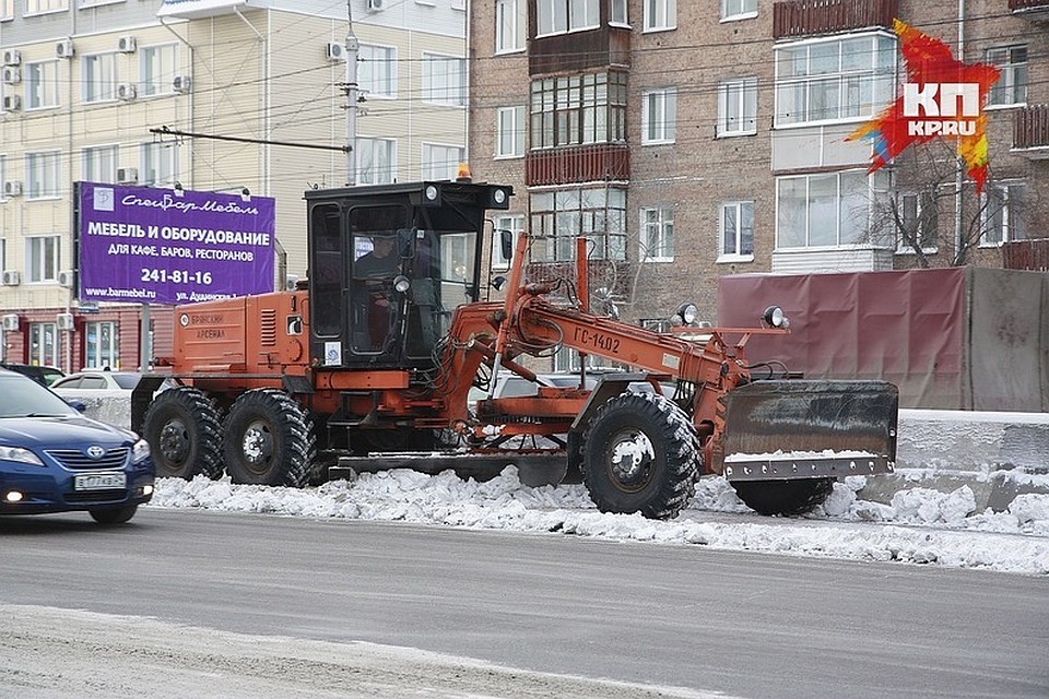 Уже утром большую технику увели с городских дорог, чтобы не провоцировать заторы в час пик, и оставили только дежурные машины на случай оперативного реагирования. Сейчас уборка происходит в плановом режиме.