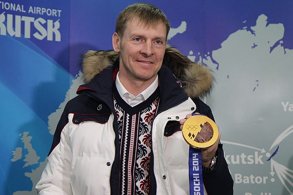 Февраль 2014 года. Аэропорт Иркутска. Александр Зубков с золотой медалью Олимпиады в Сочи.