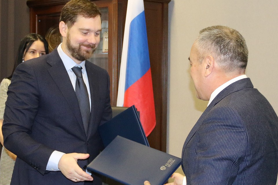 Руководитель ФАДН России Игорь Баринов и заместитель председателя Ассамблеи народа Казахстана Дархан Мынбай. Фото: ФАДН России