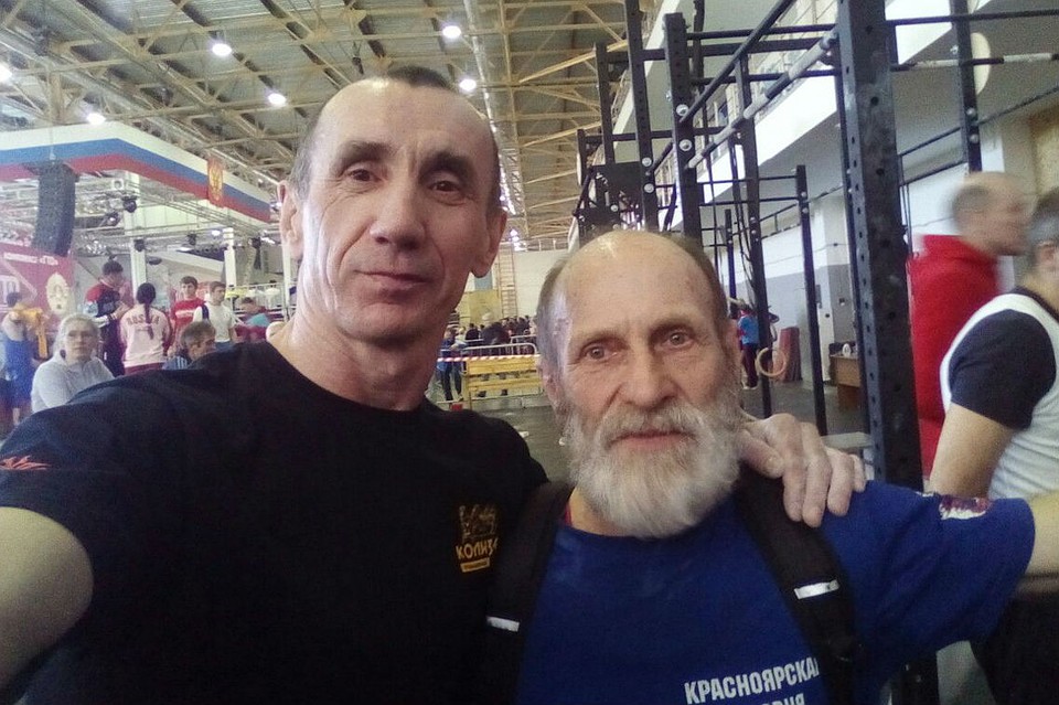 Николай Каклимов (слева) в свои 56 лет бьет мировые рекорды по подтягиванию. Фото: личная страница героя публикации
