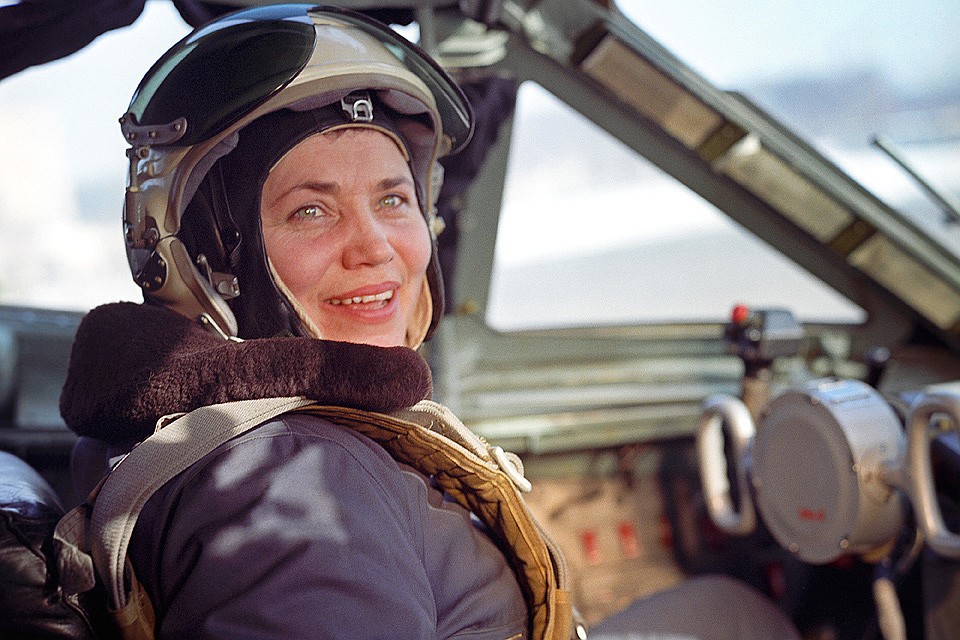 Летчик-испытатель Марина Попович в кабине самолета "АН-22", 1972 год. Фото Владимира Мусаэльяна /Фотохроника ТАСС/