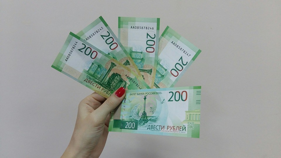 Новые купюры ввели в обращение 12 октября 2017 года.