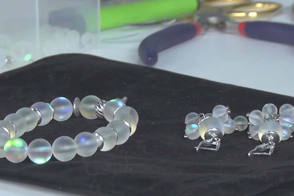 Основательница бренда Irenajewelry показала читательницам KP.RU, как самостоятельно сделать для подружек серьги и браслет
