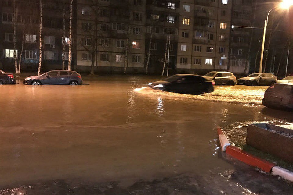 В Петербурге из-за прорыва трубы машины оказались наполовину в воде В Петербурге из-за прорыва трубы машины оказались наполовину в воде