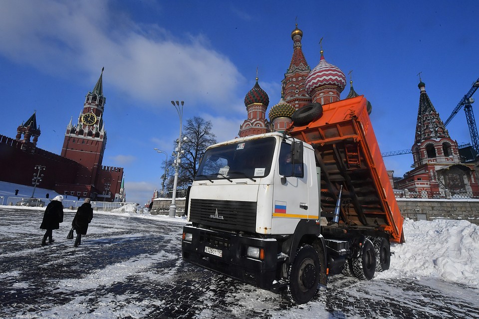 Ночью Москву основательно замело снегом.