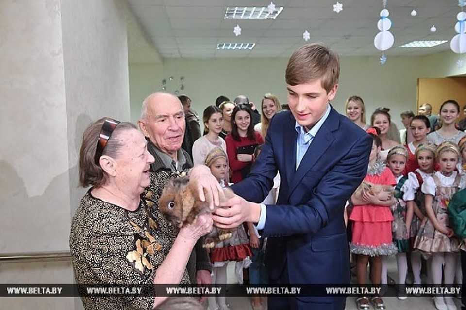 Николай Лукашенко подарил двух кроликов и рассказал, как за ними ухаживать. Фото: БелТА