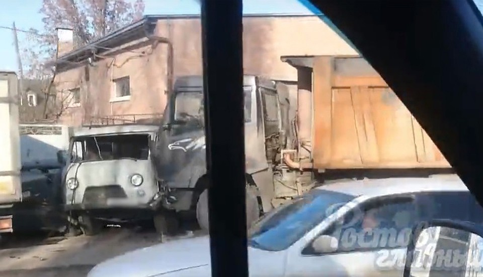 Грузовик смял припаркованные автомобили. Стоп-кадр из видео группы ВК "Ростов Главный".