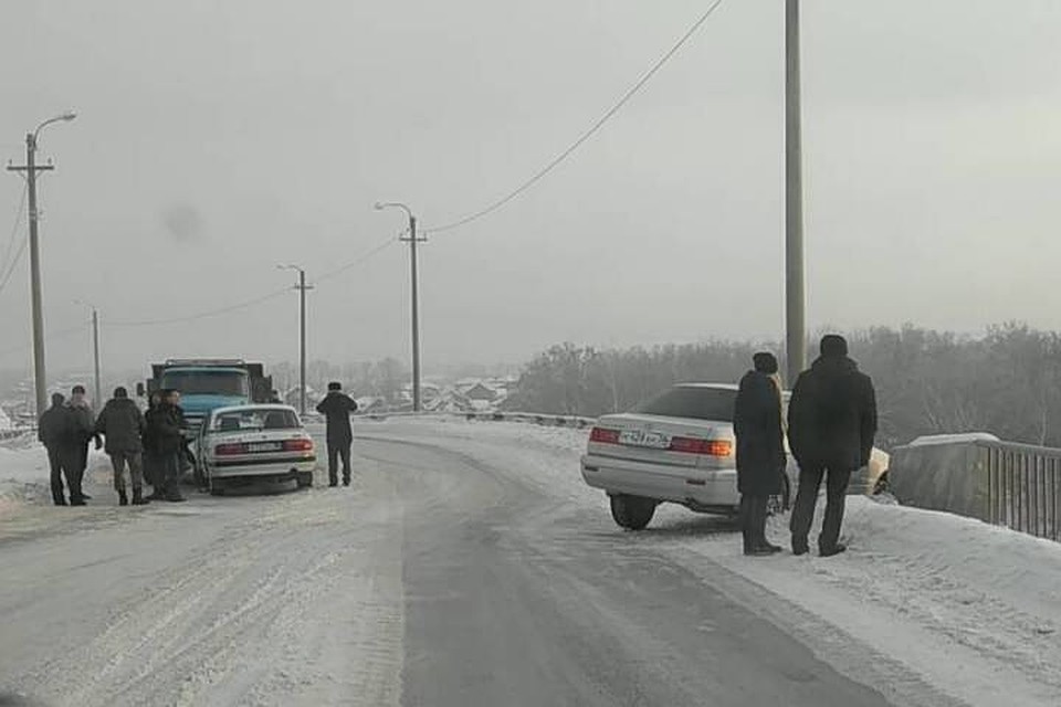 ДТП в Усолье-Сибирском: автомобиль Toyota едва не слетел с виадука. ФОТО: ДТП38