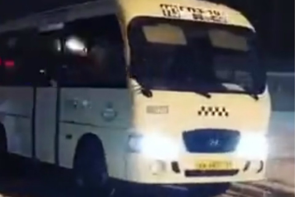 Маршрутка резво носилась по парковке напротив супермаркета. Фото: стоп-кадр с видео ВК, паблик "Это Ростов-на-Дону!"