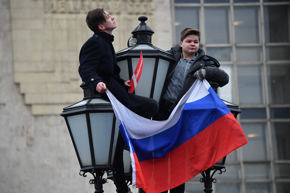 На митинге было много совсем молодых ребят.