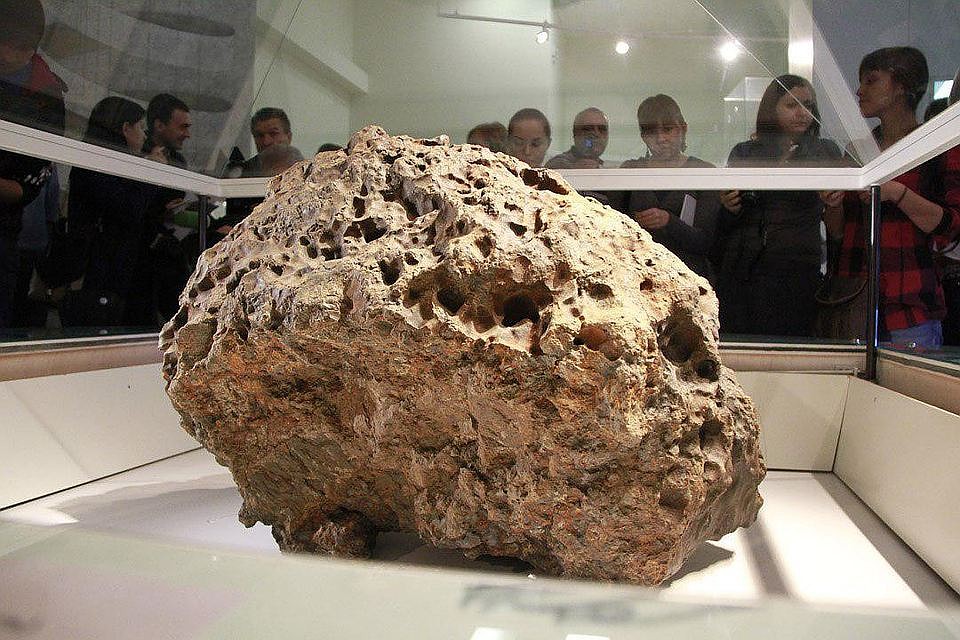 Челябинский метеорит считается главным экспонатом краеведческого музея. Фото: Александр ДЫБИН.