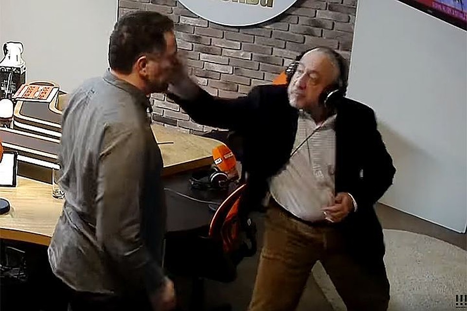 Скандал двух известных журналистов – Николая Сванидзе и Максима Шевченко – загорелся в прямом эфире радио «Комсомольская правда»