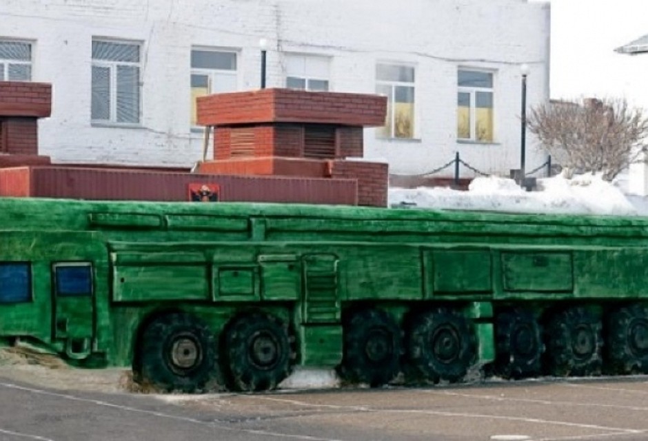 Омские злоумышленники слепили из снега «Тополь-М» в натуральную величину Омские злоумышленники слепили из снега «Тополь-М» в натуральную величину