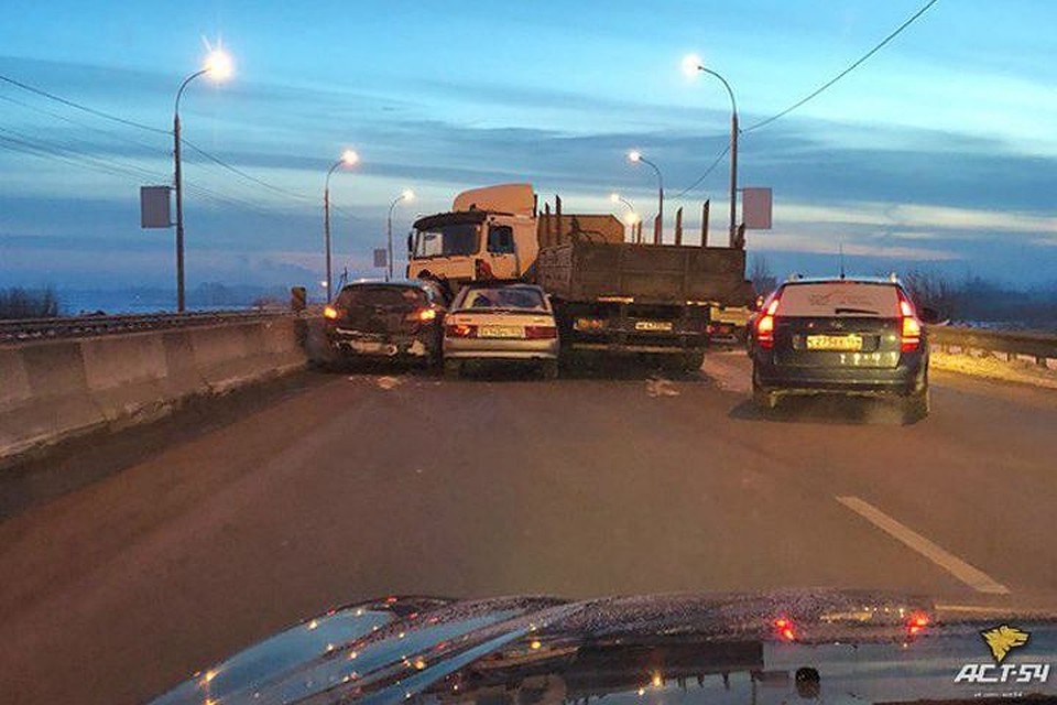 Проезд по дороге был перекрыт возникей аварией.