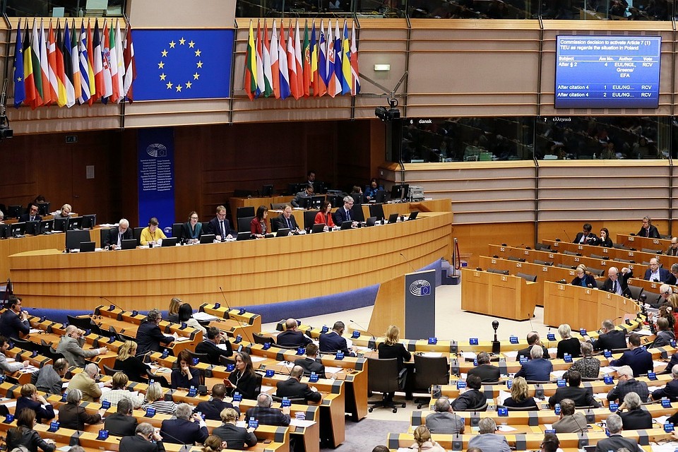 Голосование депутатов Европарламента по вопросу санкционной процедуры в отношении Польши