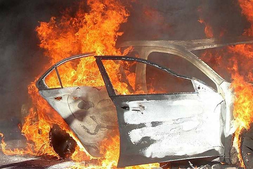 Пожар потушили в 1.35, но к тому времени машина сгорела дотла.