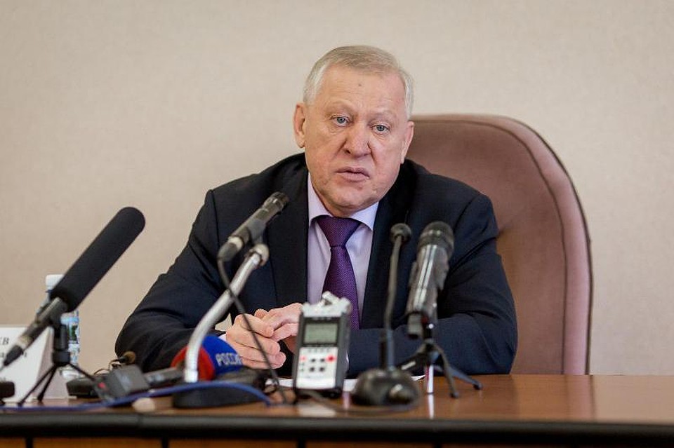 Наше новое ограждение на кусочки разлететься не может. Оно же чугунное, — говорит глава города.