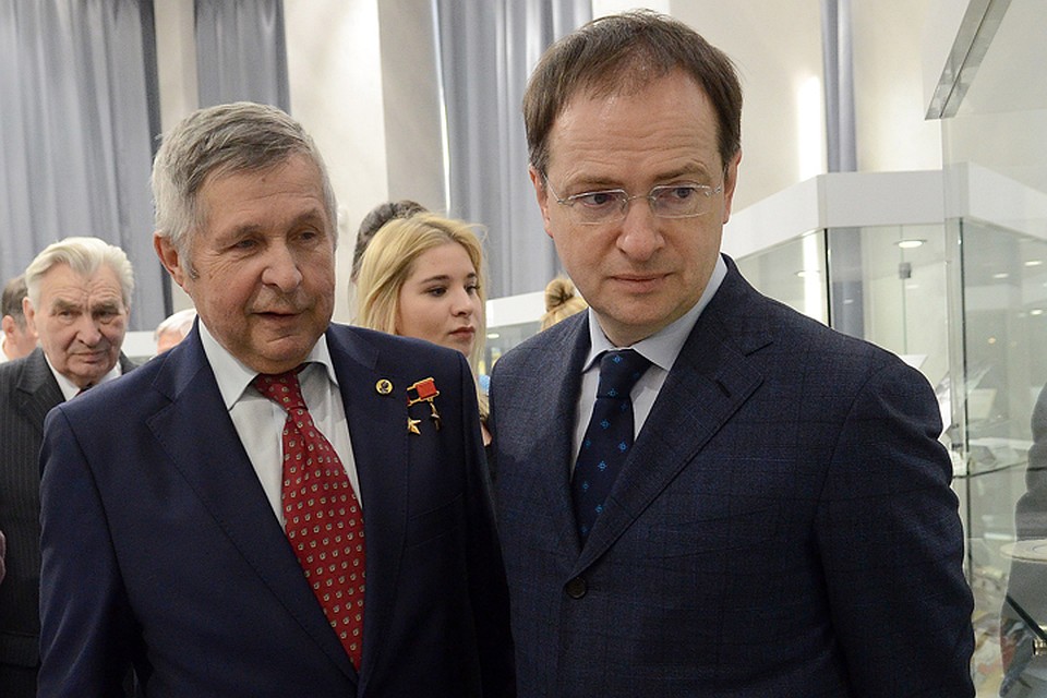 Летчик-космонавт СССР Виктор Савиных и министр культуры РФ Владимир Мединский. Фото: Александр Бахтин/ТАСС