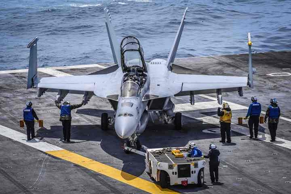 Американский палубный истребитель-бомбардировщик F/A-18 Super Hornet