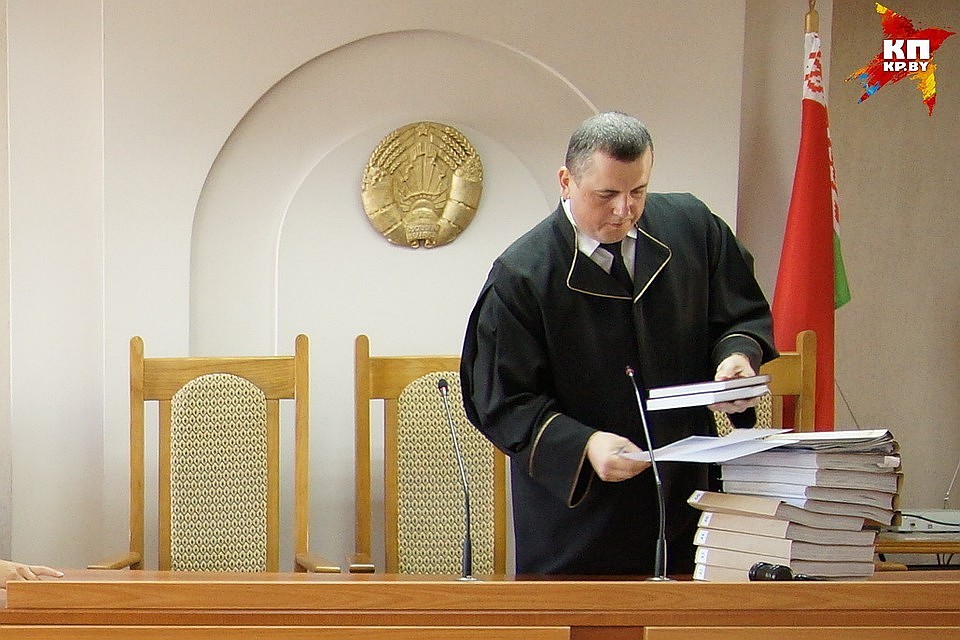 В Гомеле обвинение запросило для экс-министра 2 года колонии, для бывшего директора мясокомбината - 6 лет