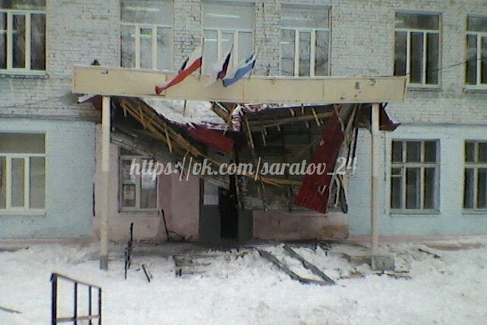 Соцсети: В Саратове обвалился козырек над школой