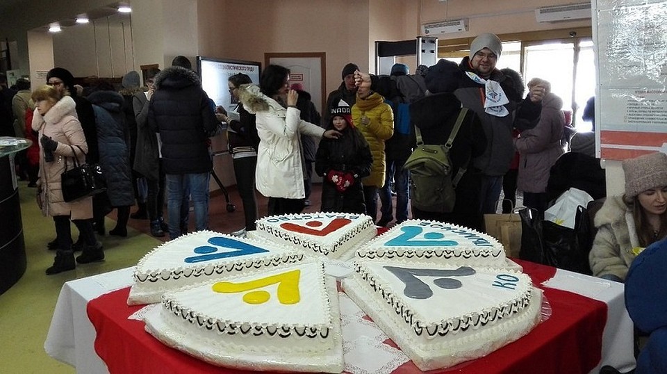 Стокилограммовый торт "Колымское братство" - венец гастрономического фестиваля на Магадане. Фото: правительство Магаданской области