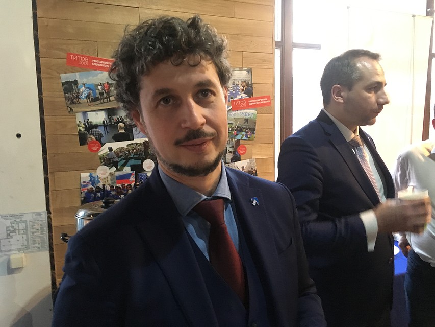 Штаб Бориса Титова напомнил светский раут, куда периодически приезжали люди в красивых костюмах.