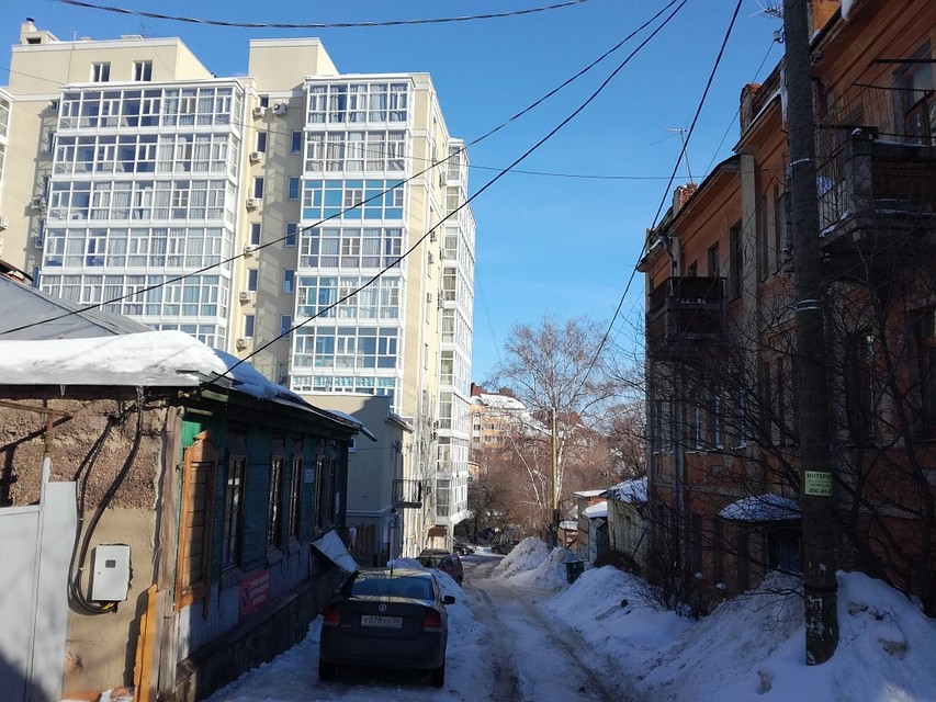 По этой улице в центре города постоянно ходят люди