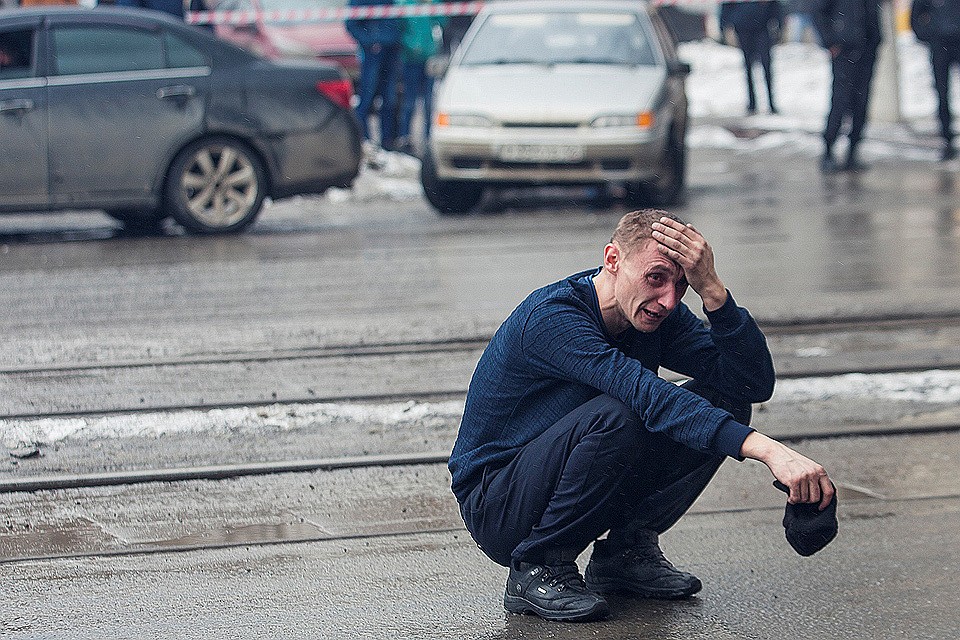 Утро понедельника 26 марта 2018 г. У здания ТРЦ "Зимняя вишня" в Кемерово.