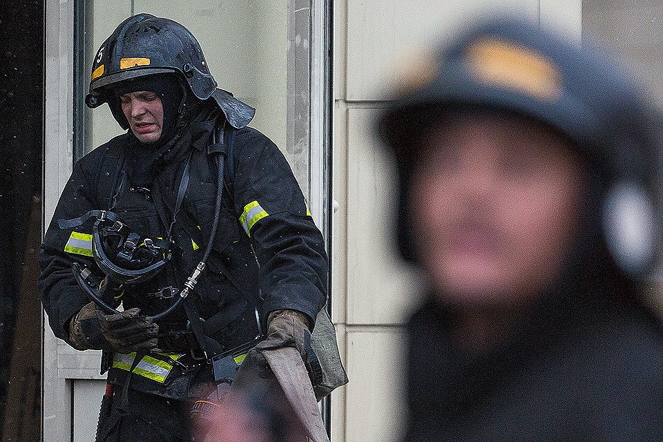 Окончательно причину возгорания в ТРЦ "Зимняя вишня" предстоит установить специалистам.