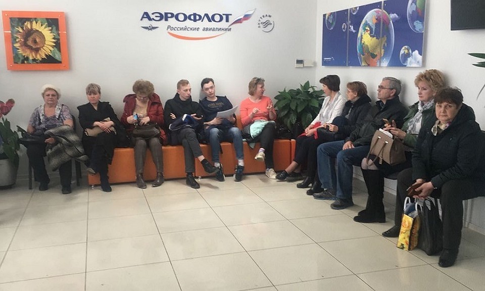 В кассах "Аэрофлота" люди терпеливо ждут своей очереди