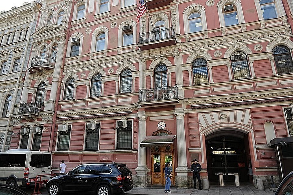 Петербуржец бросил стакан с кофе в здание консульства