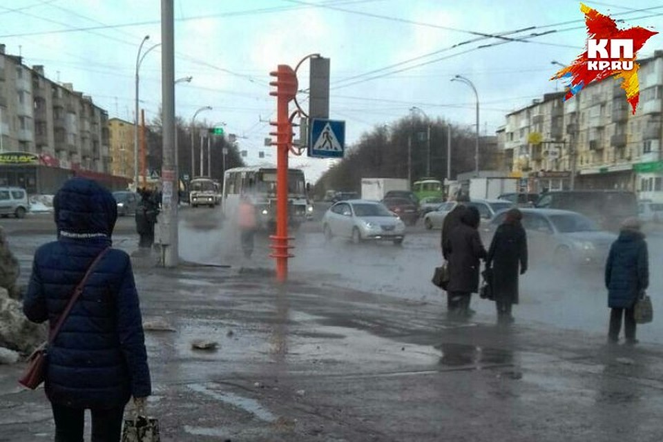 На Волгоградской в Кемерове прорвало трубу с горячей водой