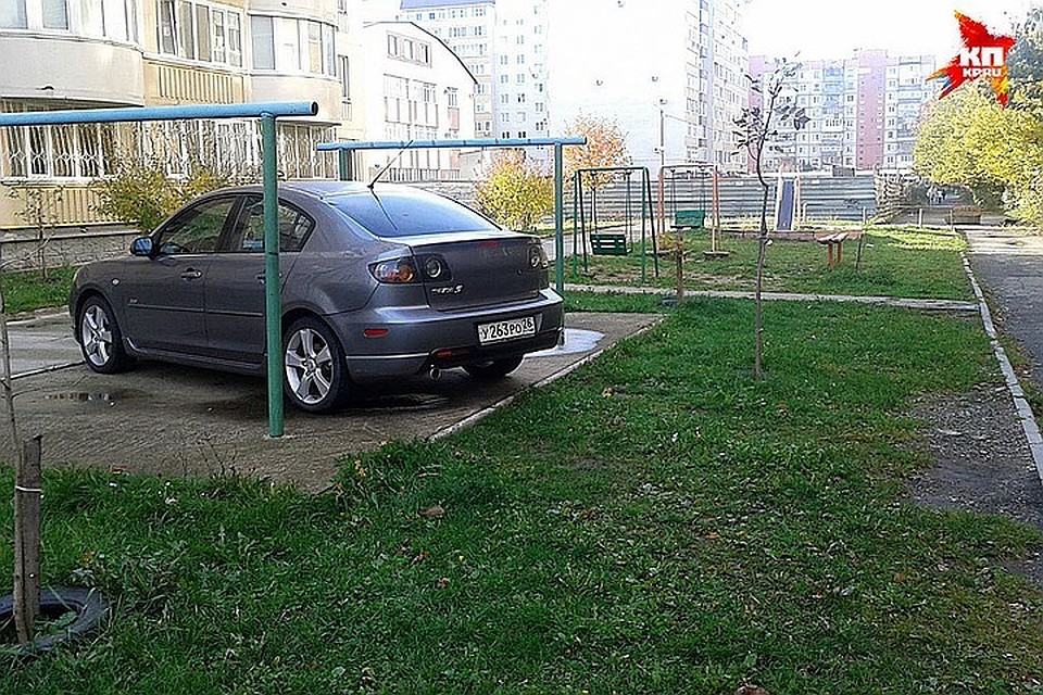 Парковаться на газоне и детской площадке запрещено.