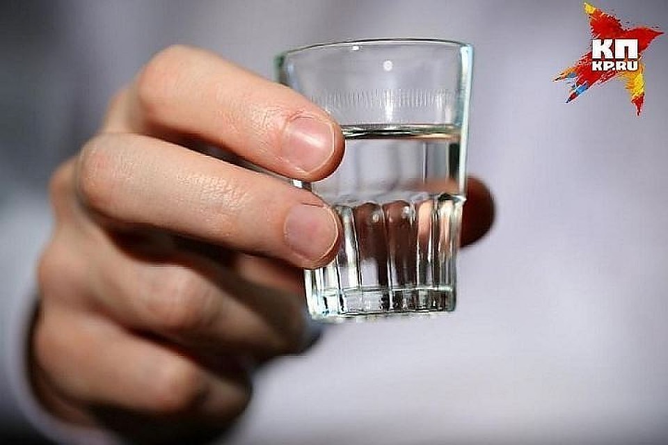 Зеркала были сломаны из-за большого количества выпитого спиртного.