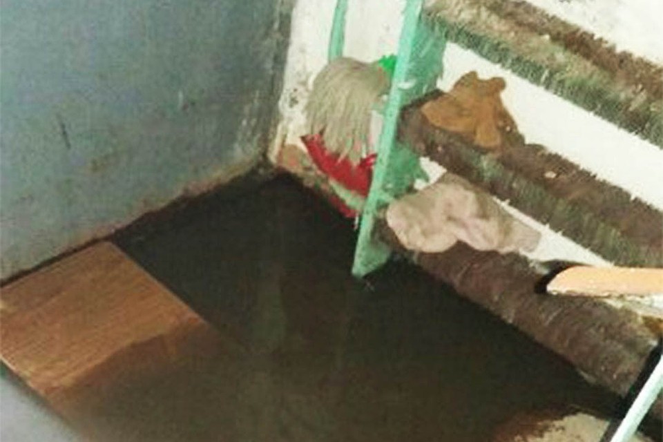 В Нововятске подъезд жилого дома затопило талой водой. Фото: vk.com/zlo43