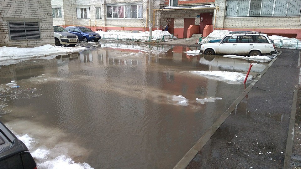 Двор на улице Миронова. Раскинулось море широко... Источник - сообщество "Типичный Воронеж"