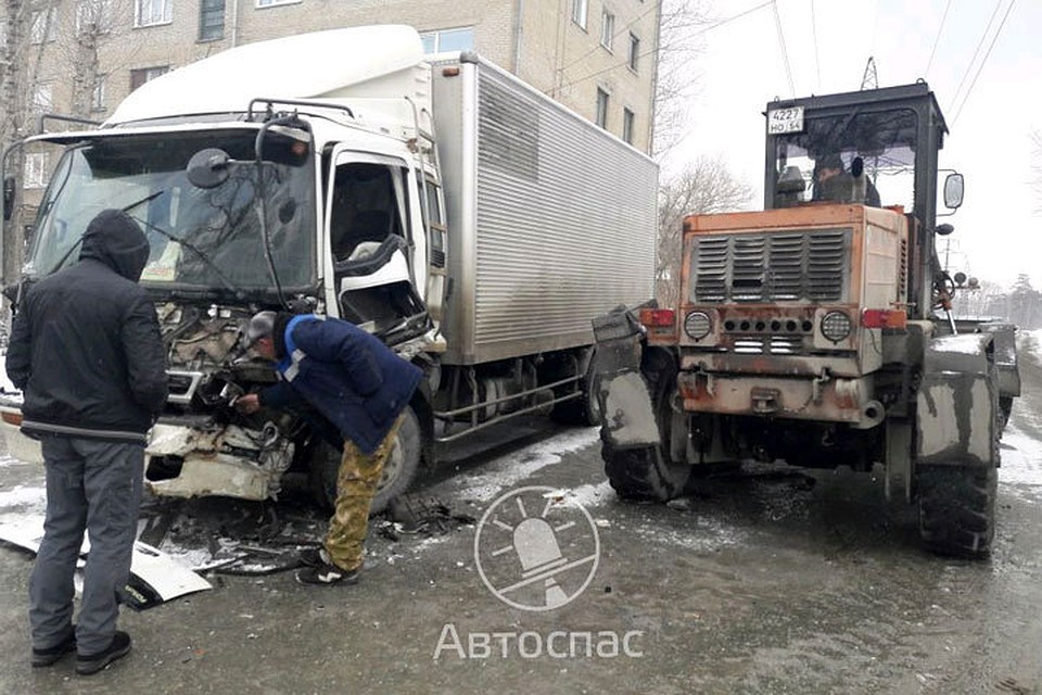 Грейдер и грузовик Isuzu столкнулись на перекрестке в Новосибирске. Фото со страницы vk.com/avtospasrus