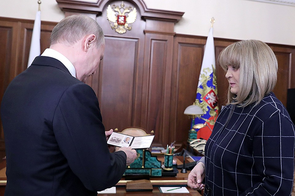Глава Центризбиркома Элла Памфилова на встрече в Кремле вручила президенту Владимиру Путину удостоверение главы государства на новый срок полномочий