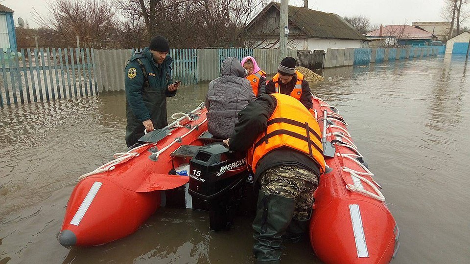 Пострадавших эвакуируют в пункты временного размещения.
