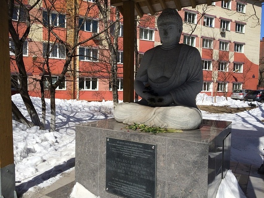 Статуя Будды Мира