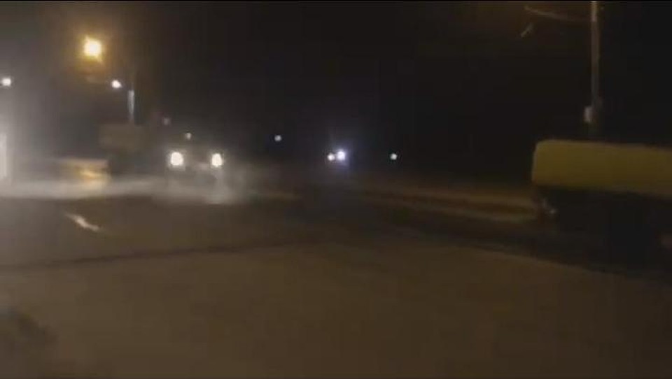 По городу ночью ездил спецтранспорт, отмывающий улицы. Скриншот из видео в Facebook