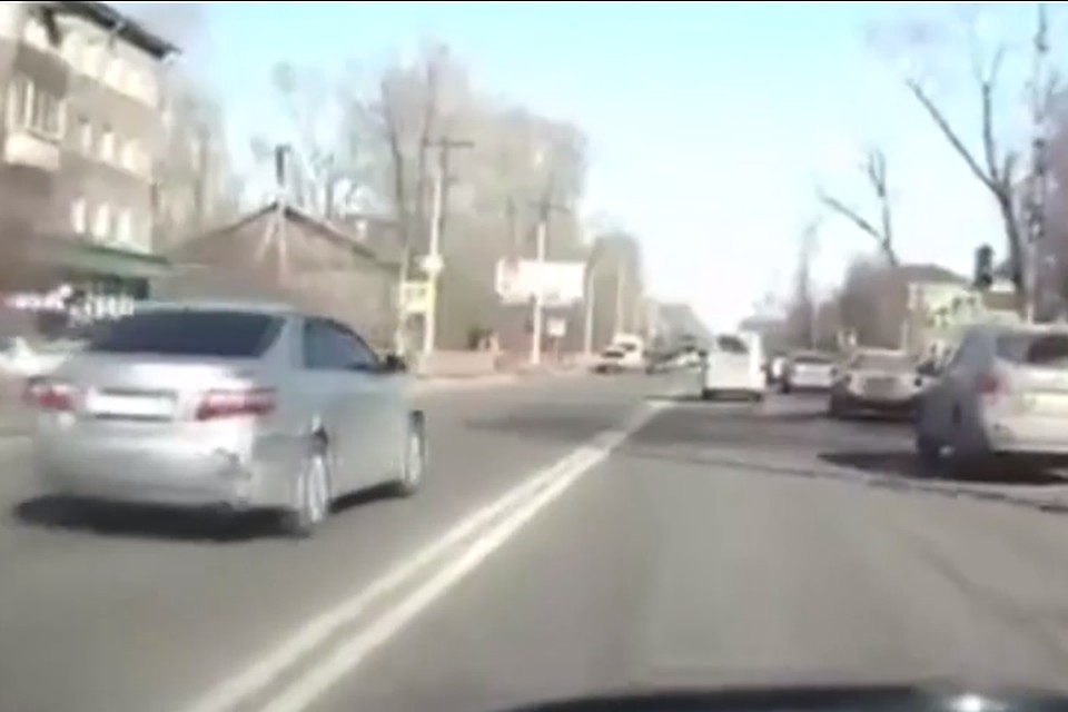 Благодаря видео в соцсетях иркутские полицейские нашли нарушителя, который разъезжал по встречке на «Тойоте Камри». Фото: ГУ МВД России по Иркутской области.