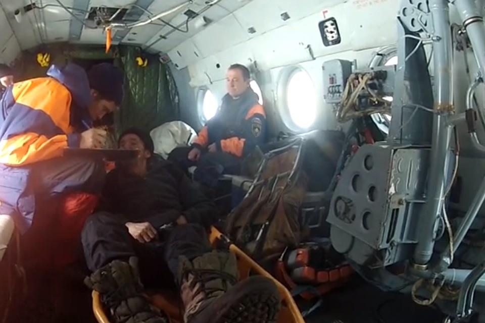 Спасатели на вертолете Ми-8 доставили в Иркутск охотника из Бурятии. Фото: ГУ МЧС России по Иркутской области.