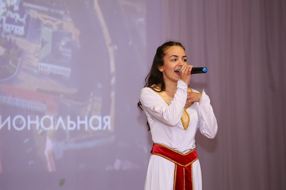Элла заканчивает 11 класс