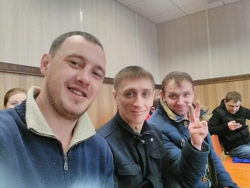 Подсудимые сами выкладывали свои фотографии с судебного процесса. Судя по лицам, они не думали, что наказание будет реальным.