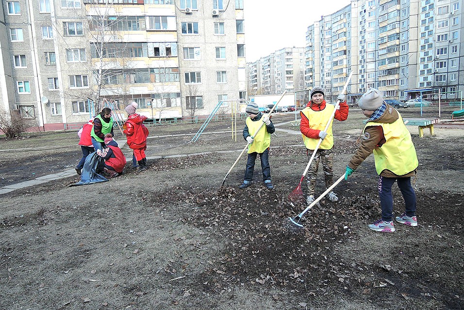 Дети убирают мусор во дворах